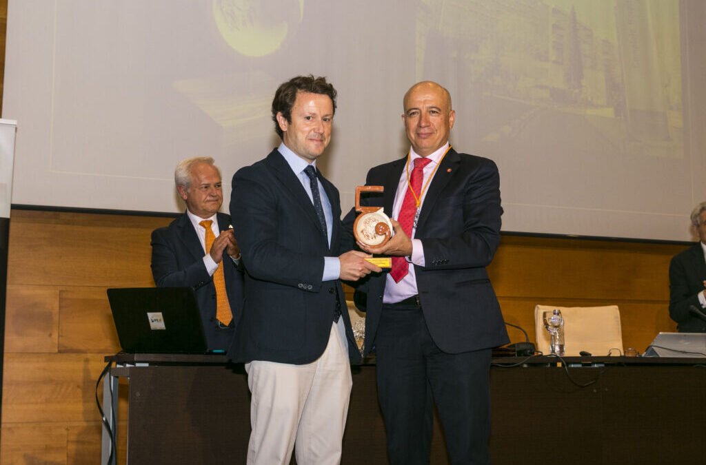 El Colegio de Economistas de Jaén entrega el Premio de Economía y Empresa Flores de Lemus 2021 al Hospital Universitario de Jaén